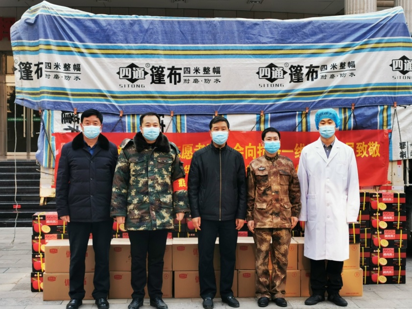 路鳳祎與志愿者、醫生防疫現場合影